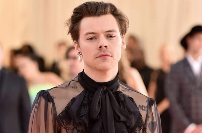 Los fanáticos de Harry Styles no pueden ocultar su emoción, luego de que en redes sociales circularan fotografías de posters del artista británico en diversas locaciones con la fecha de su nuevo sencillo Adore you. (ESPECIAL)