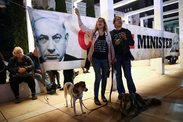 La protesta, organizada por el Movimiento por un Gobierno de Calidad, tuvo lugar en la plaza Habima. (AP)