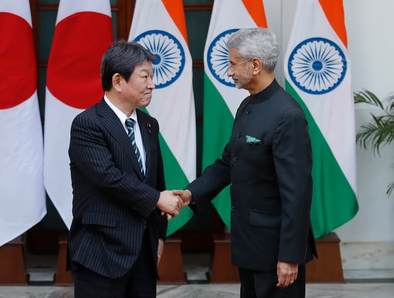 El ministro indio recibió a la delegación japonesa. (AP)