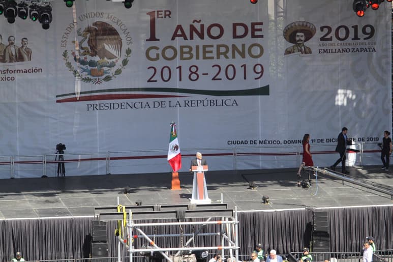Ante un zócalo lleno, el presidente Andrés Manuel López Obrador celebra su primer año gobierno y en su mensaje al pueblo de México destacó que las reformas legales hechas por su gobierno configuran una nueva constitución. (NOTIMEX)