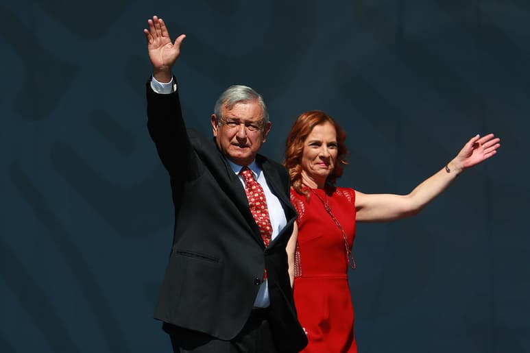 El presidente Andrés Manuel López Obrador pidió a los mexicanos que le ayuden con una campaña informativa para revelar los daños que causan las drogas y que en un año pueden morir, por lo que dijo '¡felicidad, vida sana, sí; drogas, no!'. (NOTIMEX)