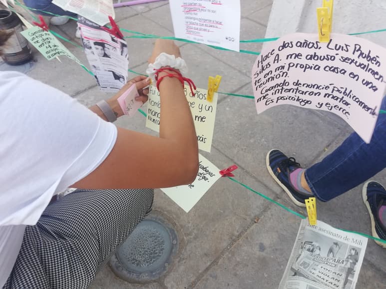 Feministas instalan Tendedero de Violencia para contar las 'desgarradoras' historias de mujeres.