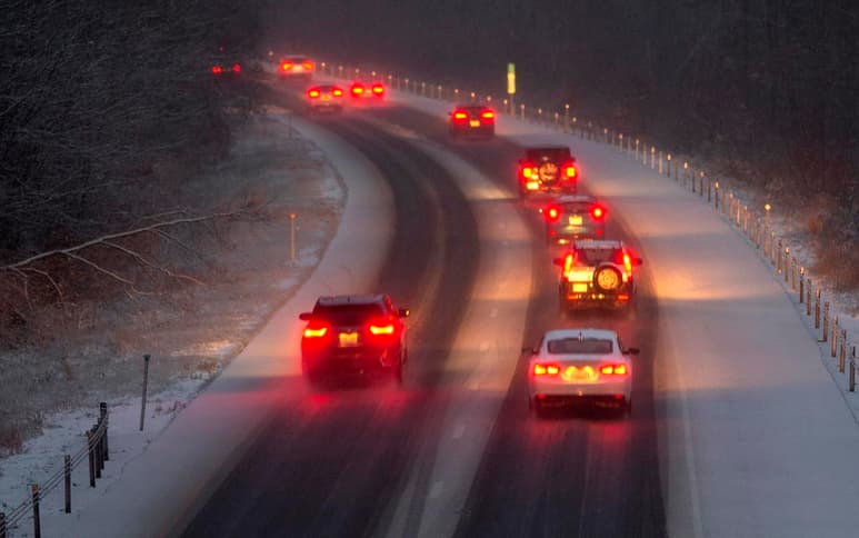 El gobierno de Nueva York advirtió ayer de posibles condiciones peligrosas en las carreteras, debido a tormenta invernal. (EFE)