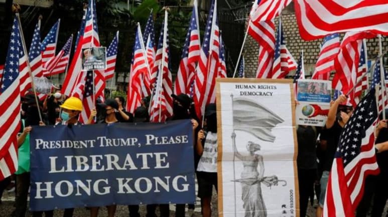 Manifestantes se reúnen para agradecer a Trump por firmar la Ley de Derechos Humanos y Democracia de Hong Kong. (AGENCIAS)
