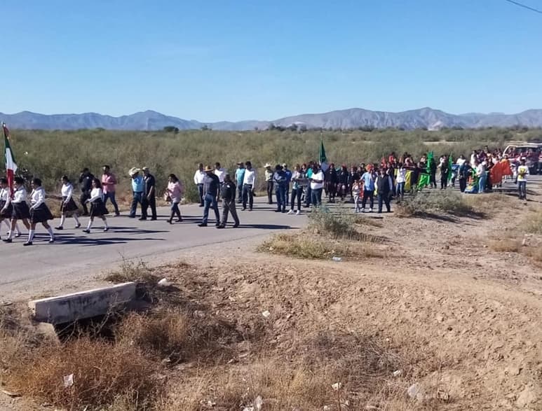 Con la participación de la comunidad y funcionarios municipales se realizó un desfile en el ejido. (EL SIGLO DE TORREÓN)