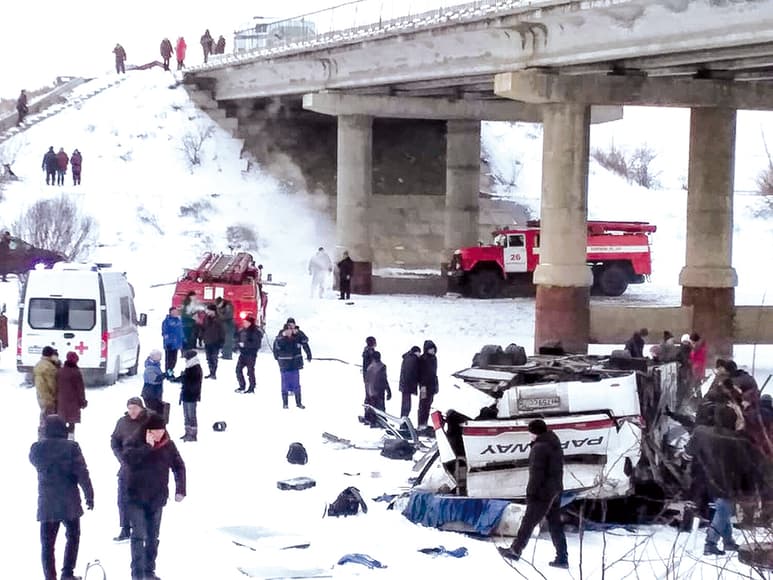 El autobús con turistas cayó en un río congelado de Rusia. (EFE)