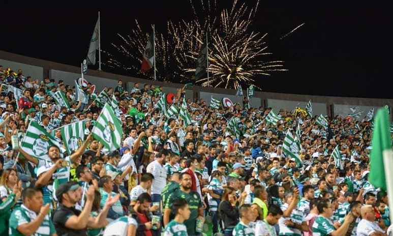 Los aficionados cumplieron con su papel al hacer una gran entrada y apoyar con todo a sus Guerreros. (ERNESTO RAMÍREZ)