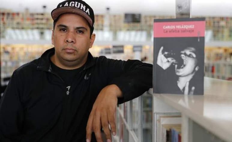 Ansiolítico. Para Carlos Velázquez, el humor es fundamental en la actualidad que experimenta el ser humano, pues le permite reírse de sí mismo. (ARCHIVO)