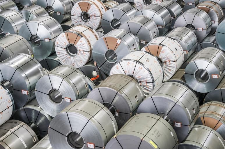 Trump acusó a Argentina y Brasil de afectar a los agricultores estadounidenses manipulando sus monedas y dijo que impondrá aranceles sobre sus importaciones de acero y aluminio. (ARCHIVO)