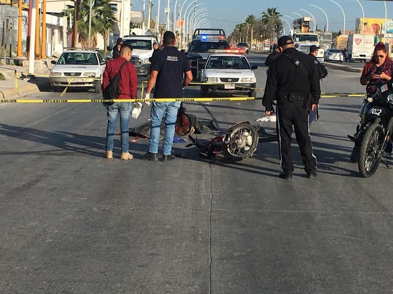 El hoy fallecido viajaba a bordo de una motocicleta de la marca Aprissa, color rojo, modelo aproximado 2005, sin placas de circulación.
(EL SIGLO DE TORREÓN)