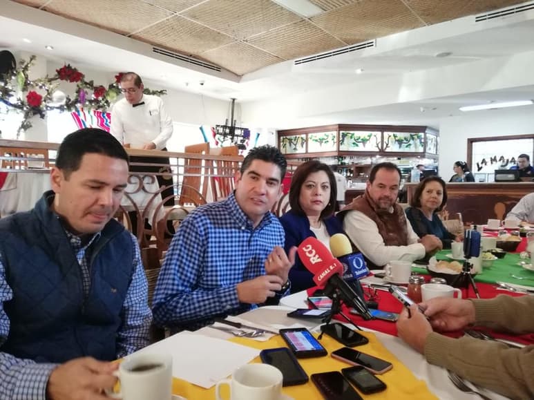 En cuanto al segundo año de gobierno de Riquelme Solís, De León Tello lo calificó como un gobierno 'Sin pies ni cabeza, que calla lo importante'.
(EL SIGLO DE TORREÓN)