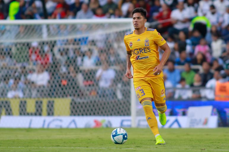 Carlos Salcedo cometió un penal en el partido de vuelta de los cuartos de final ante el América. (ARCHIVO)