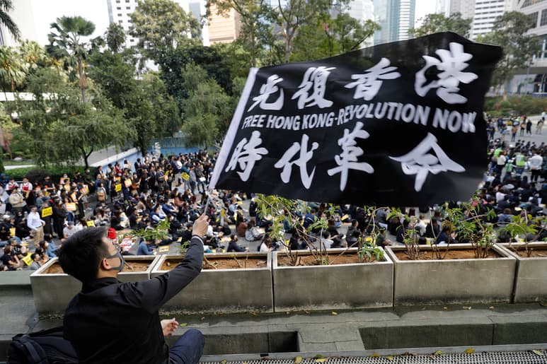 China anunció este lunes que ha prohibido a los buques y aeronaves militares de EUA hacer escala en Hong Kong. (AP)