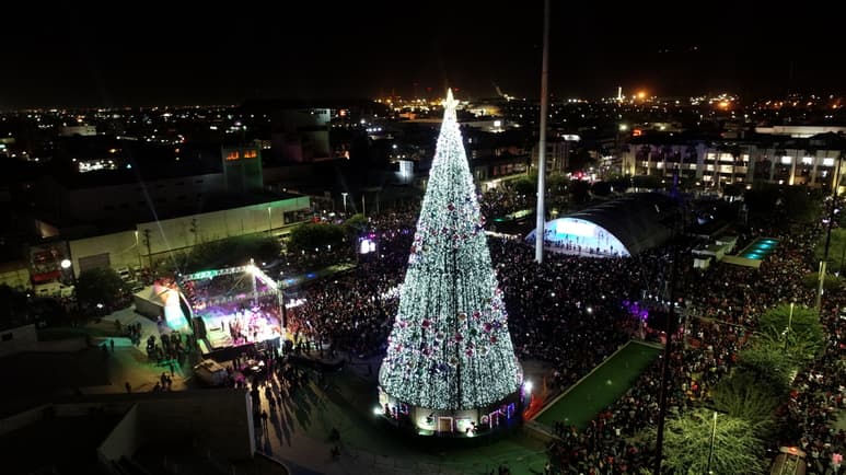 Desde temprano arribaron las familias laguneras para observar el encendido del Pino Navideño en la Plaza Mayor y disfrutar de los puestos que se instalaron alrededor. (EMMANUEL AZUARA)