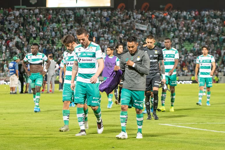 Los elementos del cuadro santista se lamentan luego de la eliminación en la liguilla ante Rayados. (EL SIGLO DE TORREÓN)
