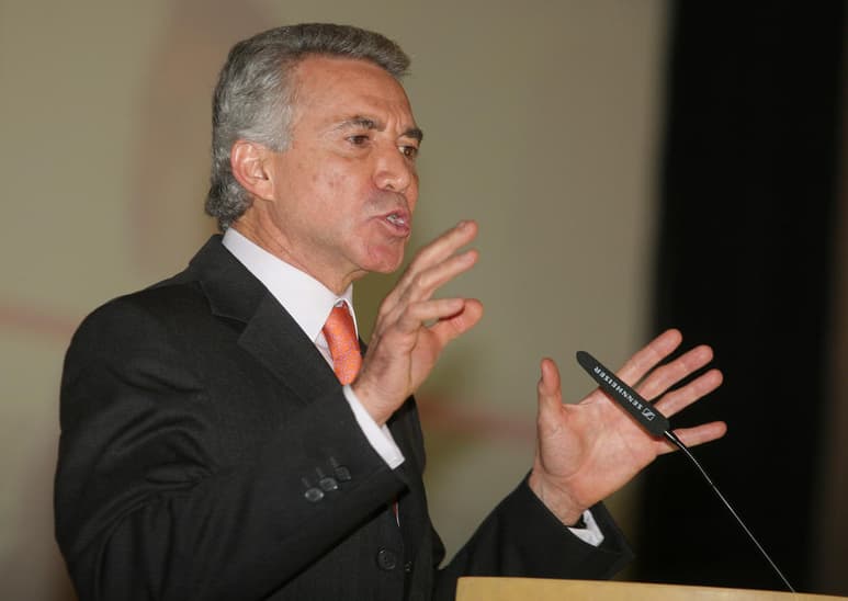 El expresidente Banco Unión-Cremi, Carlos Cabal Peniche, confirmó que a través de un fideicomiso aportó cinco millones de dólares en 1994 a la campaña del entonces candidato a la gubernatura de Tabasco, Roberto Madrazo Pintado, quien se enfrentó al aspirante del PRD, Andrés Manuel López Obrador. (ARCHIVO)