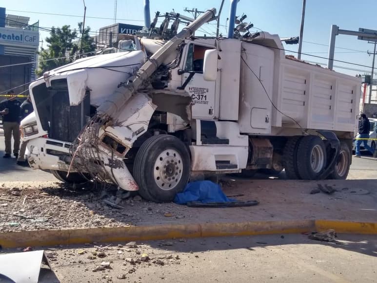 Un hombre perdió la vida al quedar debajo de un camión de volteo que iba cargado de tierra en la ciudad de Torreón. (EL SIGLO DE TORREÓN)