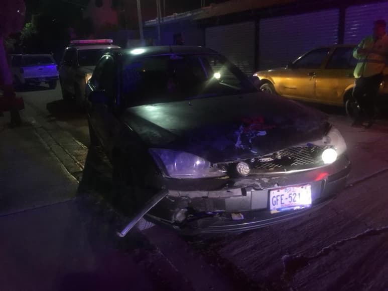 Un conductor que se encontraba en estado de ebriedad se impactó contra un vehículo estacionado en la colonia Felipe Ángeles de la ciudad de Gómez Palacio, huyó del lugar pero fue detenido minutos más tarde por la Policía Municipal. (EL SIGLO DE TORREÓN)