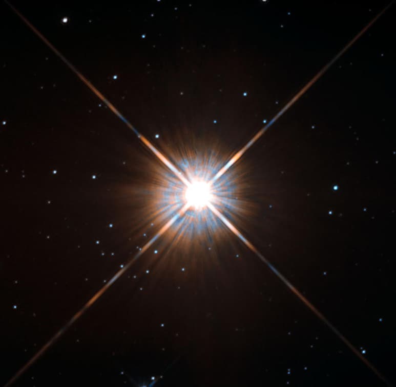encontraron una estrella que oculta entre sus pulsaciones fulguraciones millones de veces más intensas que las del Sol. (ARCHIVO)