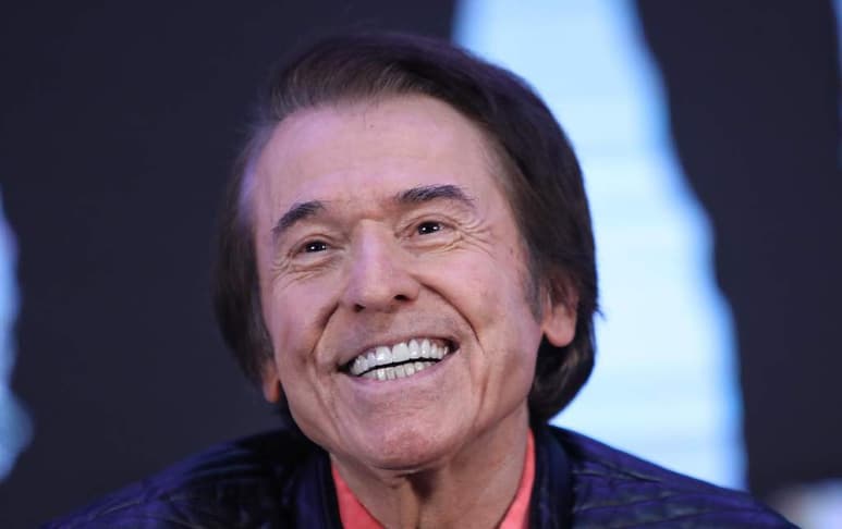 El ídolo español Raphael, quien está presentando en conjunto sus proyectos Sinphónico y RESinphónico, lleva ya 60 años de carrera y consideró este martes en Ciudad de México que el público no tiene que decirle lo que quiere porque él ya lo sabe. (ARCHIVO)