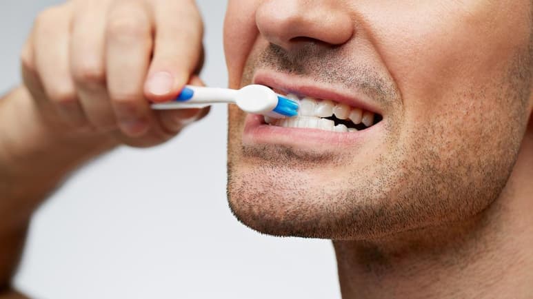 Una mala higiene bucal puede llevar a que bacterias entren en la sangre y causen inflamación en el cuerpo, la cual aumenta el riesgo de enfermedades. (ESPECIAL)