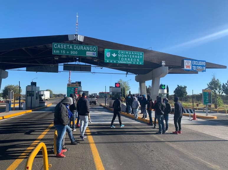 Estudiantes exigen a las autoridades atender sus demandas. (EL SIGLO DE TORREÓN)