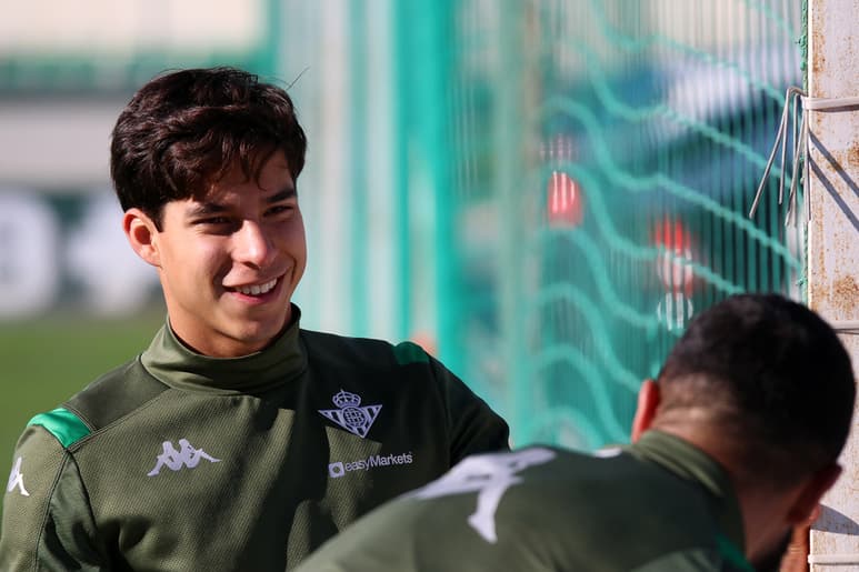 El juvenil mexicano fue de más a menos en su nivel futbolístico con el cuadro sevillista y fue perdiendo oportunidad de jugar. (ESPECIAL)