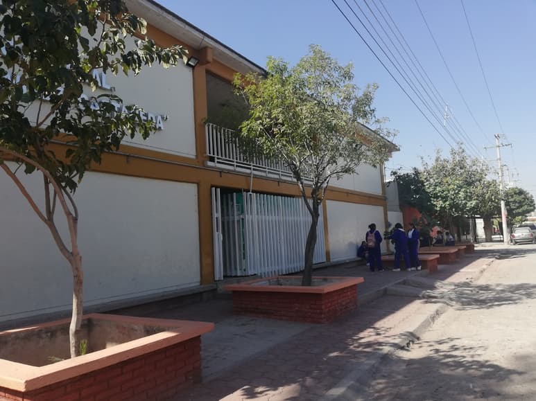 Tras el corte, después de las 10:00 horas de ayer se suspendieron las clases en la secundaria general. (EL SIGLO DE TORREÒN/EDITH GONZÁLEZ)