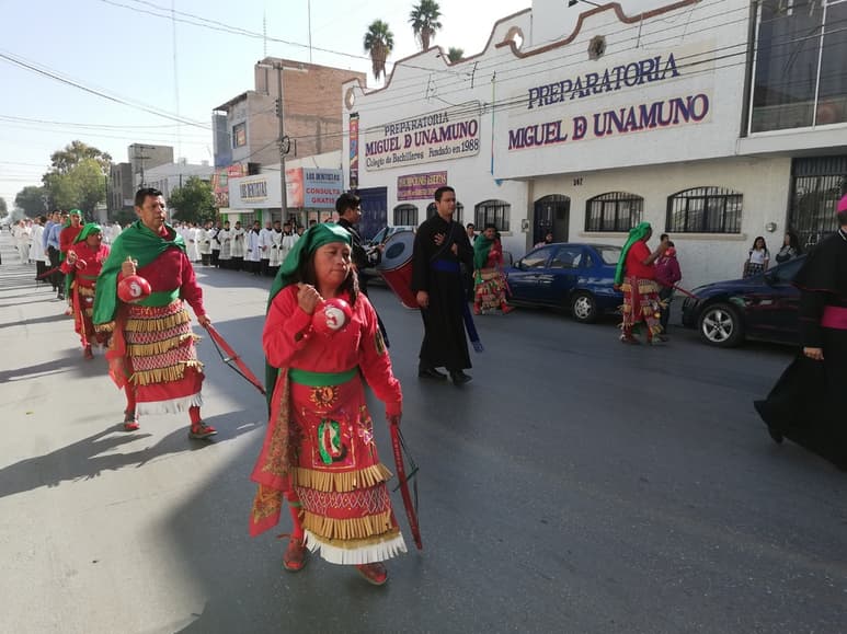 Al ritmo de los tambores y los guajes de los danzantes, los seminaristas peregrinaron en la avenida Juárez en Torreón. (VIRGINIA HERNÁNDEZ)