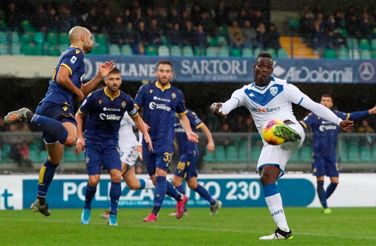 El jugador del Brescia Mario Balotelli (d) patea el balón durante un partido de la Serie A contra Verona. (AP)