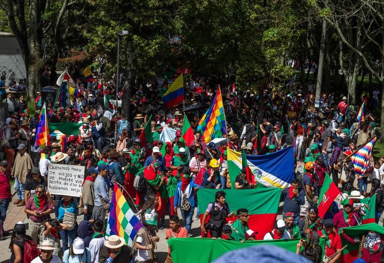 Desde tempranas horas decenas de manifestantes se reunieron en varios puntos de la capital colombiana con banderas del país y pancartas para continuar las protestas que se iniciaron el pasado 21 de noviembre. (EFE)