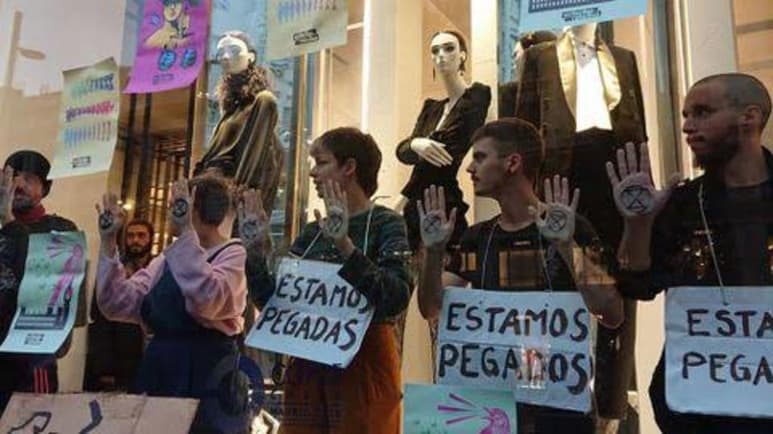 Un grupo de activistas del grupo ecologista Extinction Rebellion protestaron este miércoles en una tienda de ropa de la marca Zara en el centro de Madrid. (ESPECIAL)