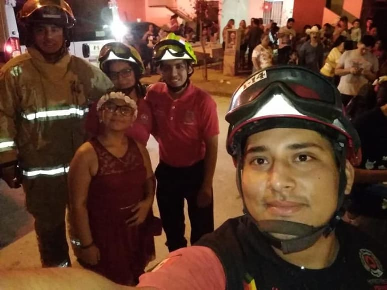 Un grupo de bomberos le llevan regalos. (CAPTURA)