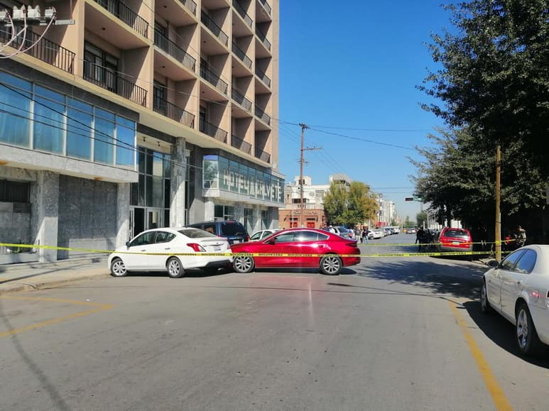 Los empleados del lugar comentaron que no se escucharon las detonaciones, “únicamente vimos que quedó el auto atravesado en media calle”, comentó uno de los trabajadores.
(EL SIGLO DE TORREÓN)