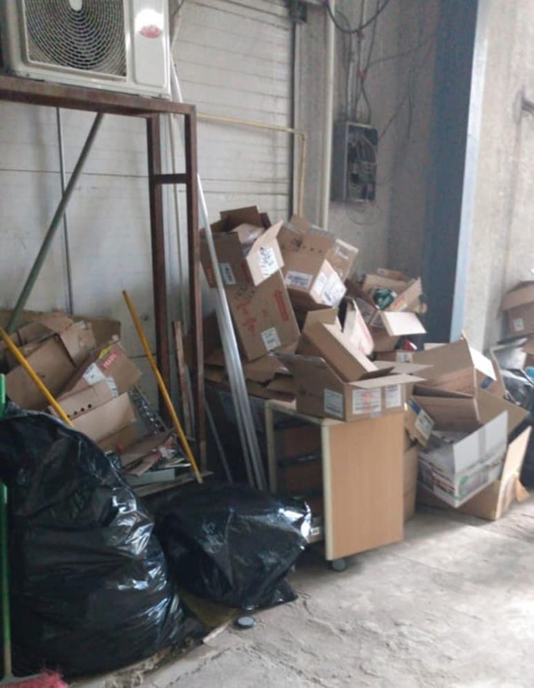 En la entrada hay una gran cantidad de bolsas de basura apiladas con desperdicios orgánicos. (EL SIGLO DE TORREÓN)