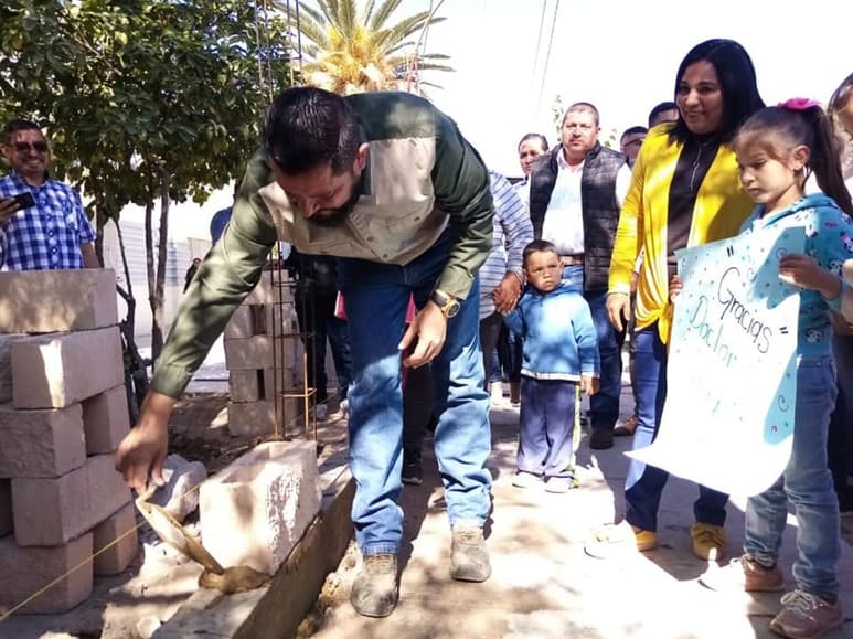 En la primaria Lázaro Cardenas, el alcalde del municipio otorgó parte de su sueldo en apoyos. (EL SIGLO DE TORREÓN)