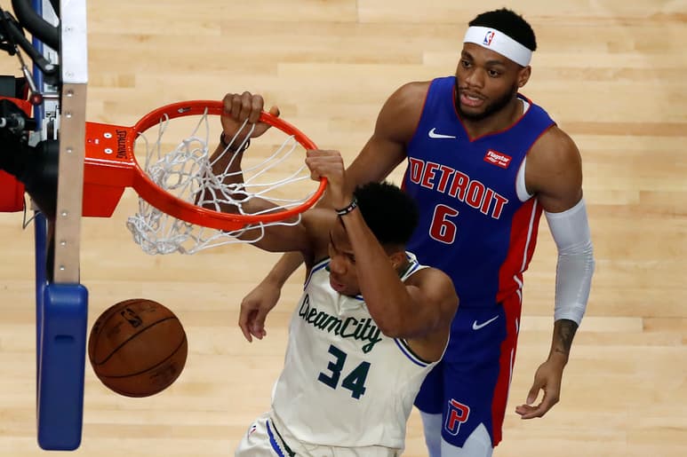 Giannis Antetokounmpo (34) metió 35 puntos en la paliza de los Bucks 127-103 sobre los Pistones de Detroit. (AP)