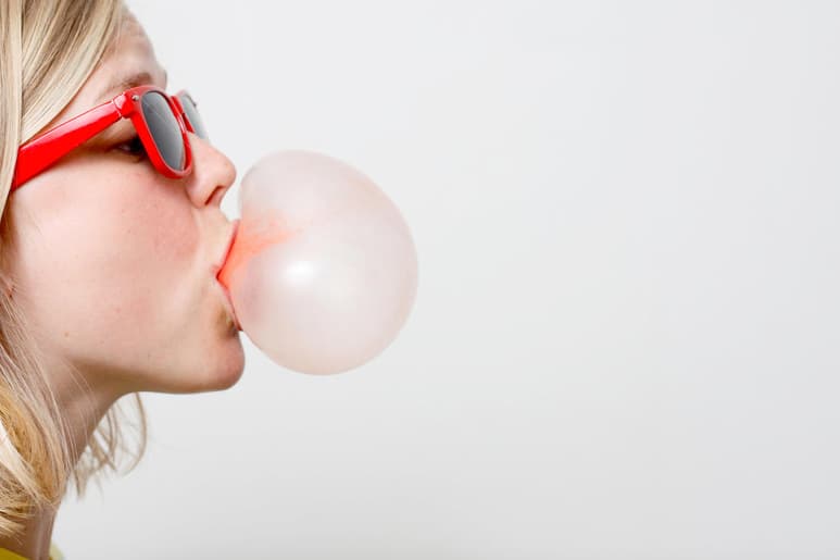 Masticar chicle estimula la producción de saliva la cual ayuda contra la acidez estomacal. (ARCHIVO)