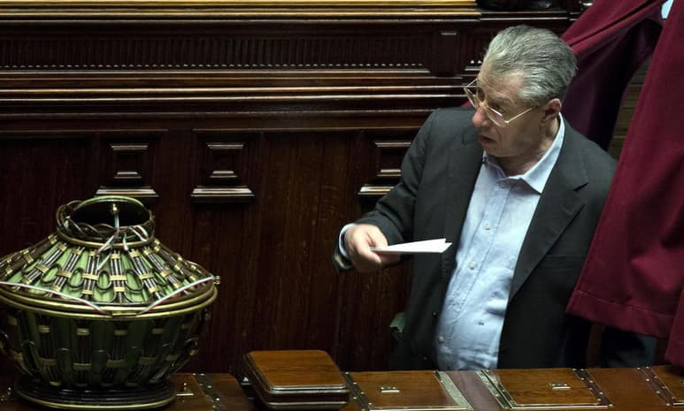 Sergio Mattarella concedió hoy el indulto al fundador del antiguo partido independentista Liga Norte, Umberto Bossi, condenado a prisión en 2011 por insultar al anterior mandatario, Giorgio Napolitano. (ARCHIVO)