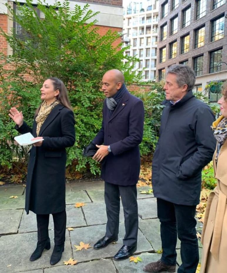 Hugh Grant va de puerta en puerta en Londres para que la gente se una a la iniciativa. (TWITTER)