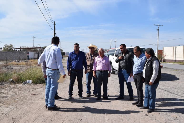 El delegado del IMSS acudió para ver los terrenos que proponen en Madero para el hospital. (EL SIGLO DE TORREÓN / MARY VÁZQUEZ)