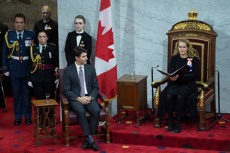 Julie Payette (d) leyó el discurso del trono de Reino Unido en el que Trudeau presentó las líneas generales de Gobierno. (AP)