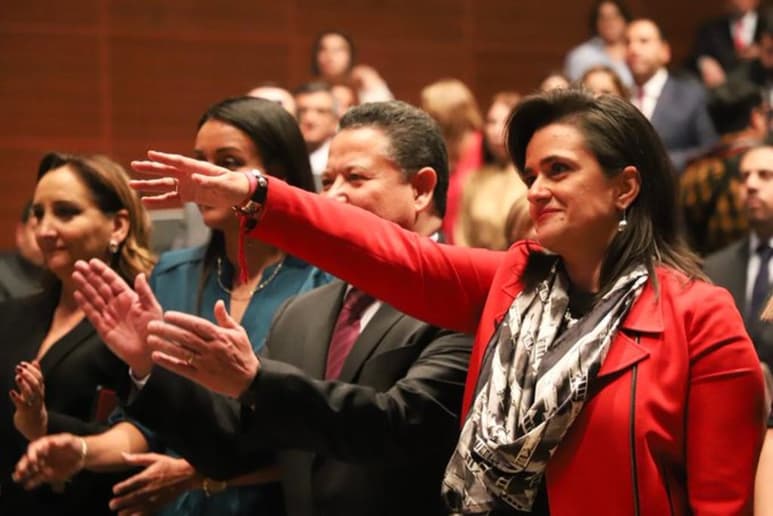 La relación de la litigante con el presidente no sólo es en el sector público, también se extiende en los ámbitos literarios. (ESPECIAL)