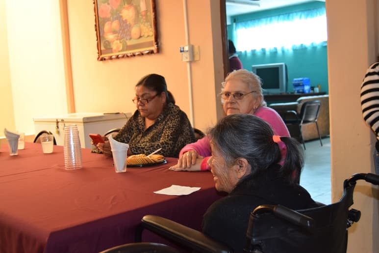 Por ahora la institución atiende a 60 personas; cinco de ellas viven en el lugar y a otras 40 se les lleva alimento a domicilio. (EL SIGLO DE TORREÓN / MARY VÁZQUEZ)