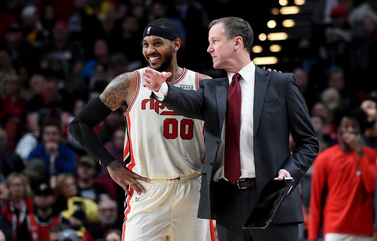 Carmelo Anthony junto a su entrenador Terry Stotts en el duelo ante Chicago. (ARCHIVO)