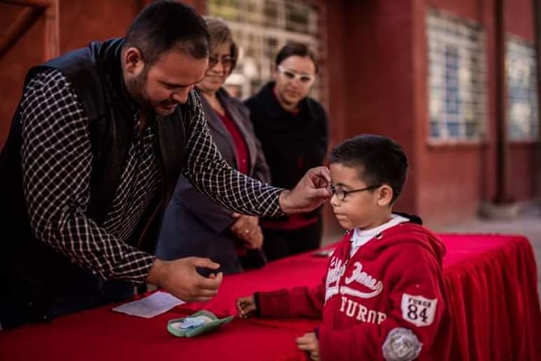 Continúan con la entrega de lentes, pues se detectaron 697 alumnos de primaria con dificultades para ver. (CORTESÍA)