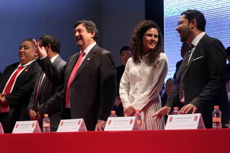 El senador Napoleón Gómez Urrutia señaló que a pesar de algunas resistencias que buscan retrasar los procesos, se aprobará la iniciativa que pretende regular el 'outsourcing' y así acabar con la evasión fiscal y la simulación de la subcontratación. (EL UNIVERSAL)