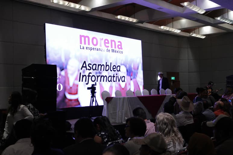 Menos de un año bastó a Morena como partido en el gobierno para reproducir las conductas que ofreció evitar a toda costa: formación de corrientes internas, disputa por el control de las decisiones y hasta de los recursos, e incluso prácticas fraudulentas en su anulado proceso interno de elección de dirigencias. (ARCHIVO)