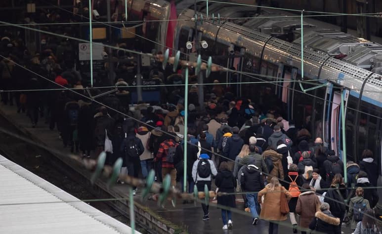 Provocó este viernes, por segundo día consecutivo, nuevos bloqueos en el transporte terrestre y aéreo en el país. (EFE)