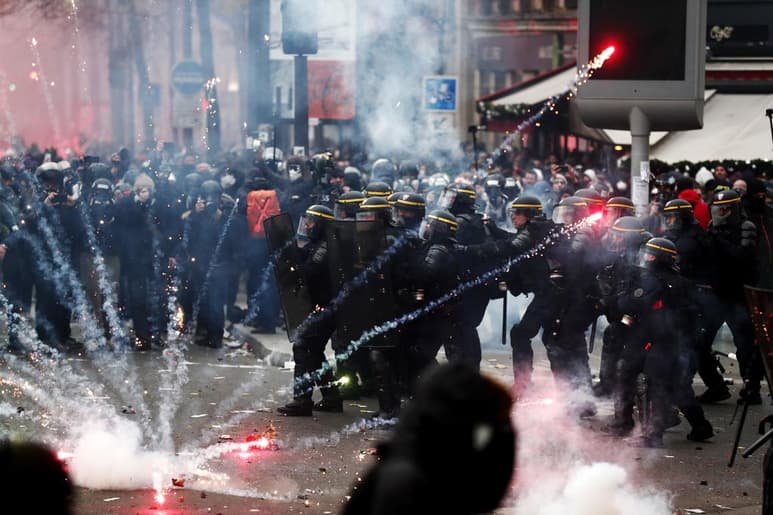 El Gobierno francés prometió este viernes una aplicación progresiva de su proyecto de reforma de las pensiones con la esperanza de frenar las protestas. (ARCHIVO) 